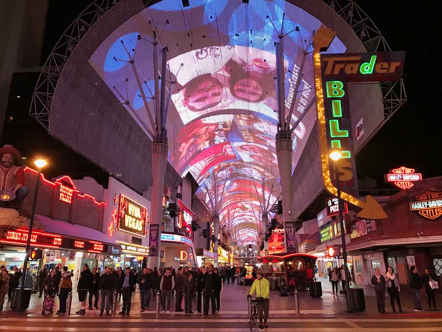 Lots of people watching - Picture of Fremont Street 